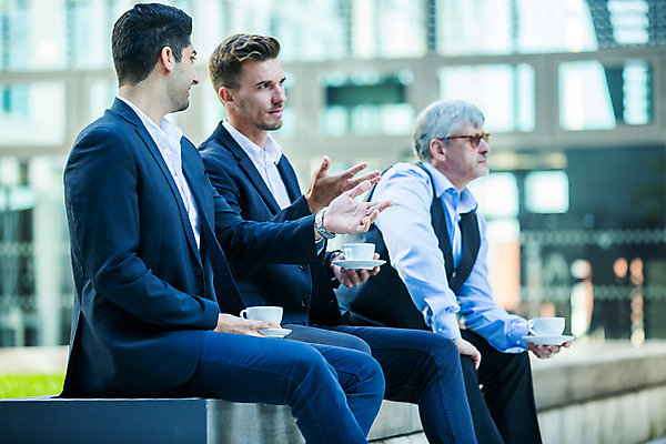 포토 JPG 서양인 외국인 응시 남자 커피 중년 50대 비즈니스 대화 들기 사람 앉기 손짓 상반신 20대 성인 옆모습 세명 30대 업무 커피잔 동료 국내포토 시선 음료 뷰포인트 관계 모션 잔 말하기 인종 청년 장년 작업 파일형식