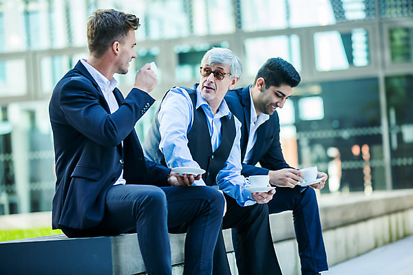 포토 JPG 서양인 외국인 응시 남자 커피 중년 50대 비즈니스 대화 미소 들기 사람 앉기 손짓 상반신 20대 성인 옆모습 세명 30대 업무 커피잔 동료 국내포토 시선 음료 뷰포인트 관계 모션 잔 표정 말하기 인종 청년 장년 작업 파일형식