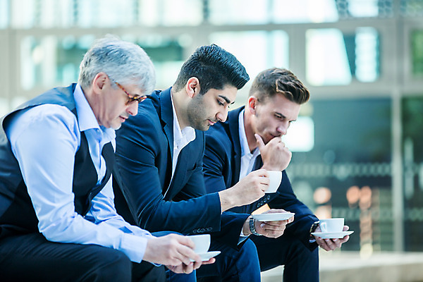 포토 JPG 서양인 외국인 응시 남자 커피 중년 50대 비즈니스 들기 사람 앉기 손짓 상반신 20대 성인 옆모습 세명 30대 업무 커피잔 동료 국내포토 시선 음료 뷰포인트 관계 모션 잔 인종 청년 장년 작업 파일형식