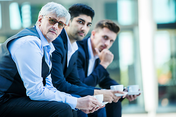 포토 JPG 서양인 외국인 응시 남자 커피 중년 50대 비즈니스 들기 사람 앉기 손짓 상반신 20대 성인 옆모습 세명 30대 업무 커피잔 동료 국내포토 시선 음료 뷰포인트 관계 모션 잔 인종 청년 장년 작업 파일형식