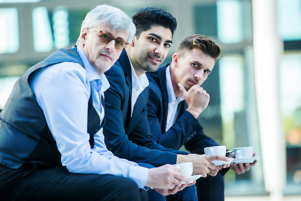 포토 JPG 서양인 외국인 응시 남자 커피 중년 50대 비즈니스 미소 들기 사람 앉기 손짓 상반신 20대 성인 옆모습 세명 30대 업무 커피잔 동료 국내포토 시선 음료 뷰포인트 관계 모션 잔 표정 인종 청년 장년 작업 파일형식