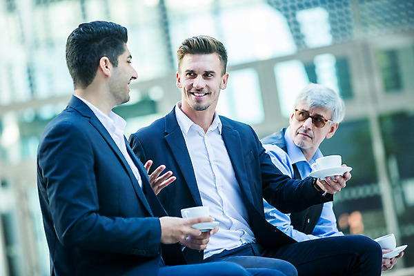 포토 JPG 서양인 외국인 응시 남자 커피 중년 50대 비즈니스 대화 미소 들기 사람 앉기 손짓 상반신 20대 성인 옆모습 세명 30대 업무 커피잔 동료 국내포토 시선 음료 뷰포인트 관계 모션 잔 표정 말하기 인종 청년 장년 작업 파일형식