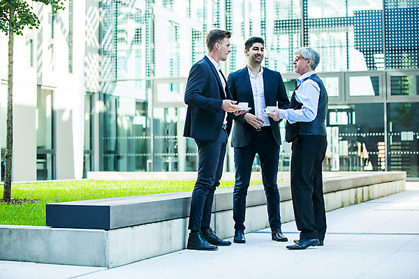 포토 JPG 전신 서양인 외국인 응시 남자 커피 중년 50대 비즈니스 대화 서기 미소 들기 사람 손짓 20대 성인 옆모습 세명 30대 업무 커피잔 동료 국내포토 시선 음료 뷰포인트 관계 모션 잔 표정 말하기 인종 청년 장년 작업 파일형식