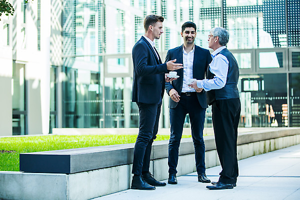 포토 JPG 전신 서양인 외국인 응시 남자 커피 중년 50대 비즈니스 대화 서기 미소 들기 사람 손짓 20대 성인 앞모습 옆모습 세명 30대 업무 커피잔 동료 국내포토 시선 음료 뷰포인트 관계 모션 잔 표정 말하기 인종 청년 장년 작업 파일형식