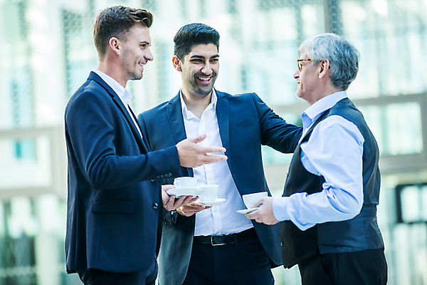 포토 JPG 서양인 외국인 응시 남자 커피 중년 50대 비즈니스 대화 서기 미소 들기 사람 손짓 상반신 20대 성인 앞모습 옆모습 세명 30대 업무 커피잔 동료 국내포토 시선 음료 뷰포인트 관계 모션 잔 표정 말하기 인종 청년 장년 작업 파일형식