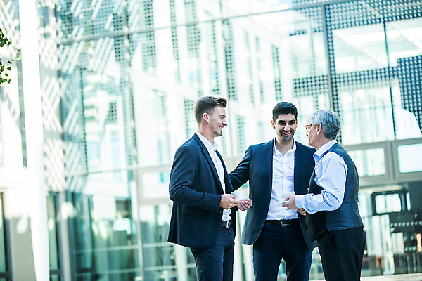 포토 JPG 서양인 외국인 응시 남자 커피 중년 50대 비즈니스 대화 서기 미소 들기 사람 손짓 상반신 20대 성인 앞모습 옆모습 세명 30대 업무 커피잔 동료 국내포토 시선 음료 뷰포인트 관계 모션 잔 표정 말하기 인종 청년 장년 작업 파일형식