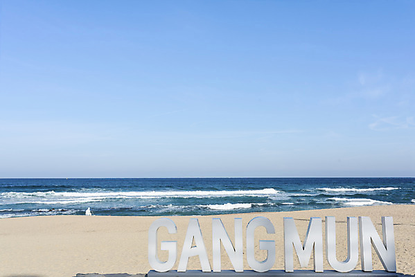 포토 JPG 주간 바다 여행 겨울 해변 사람없음 야외 파란색 모래사장 조형물 해수욕장 강원도 강문 국내포토 자연요소 계절 컬러 한국 미술 파일형식