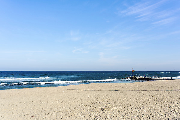 포토 JPG 주간 바다 여행 겨울 해변 사람없음 야외 모래사장 컬러풀 해수욕장 강원도 강문 국내포토 자연요소 계절 컬러 한국 파일형식