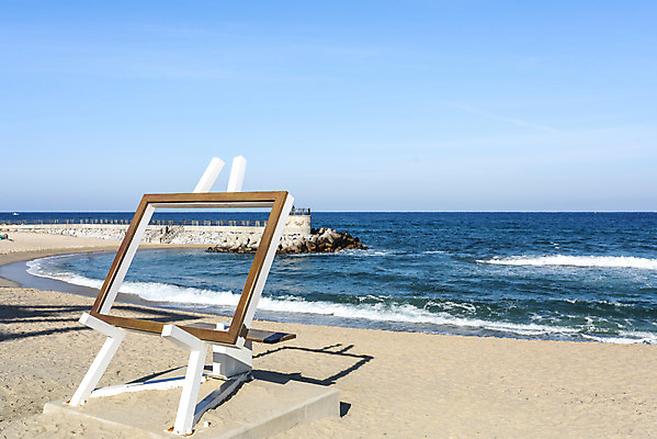 포토 JPG 주간 바다 여행 액자 겨울 해변 사람없음 야외 모래사장 컬러풀 조형물 해수욕장 이젤 강원도 포토존 강문 국내포토 자연요소 계절 컬러 한국 미술 미술도구 파일형식