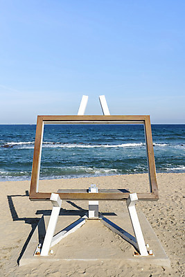 포토 JPG 주간 바다 여행 액자 겨울 해변 사람없음 야외 모래사장 컬러풀 조형물 해수욕장 이젤 강원도 포토존 강문 국내포토 자연요소 계절 컬러 한국 미술 미술도구 파일형식