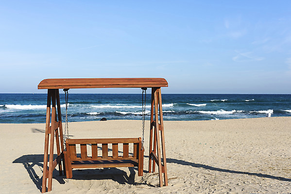 포토 JPG 주간 바다 여행 겨울 해변 사람없음 야외 모래사장 컬러풀 조형물 편안함 해수욕장 그네 강원도 그네의자 포토존 강문 국내포토 자연요소 계절 컬러 의자 한국 미술 감각 파일형식