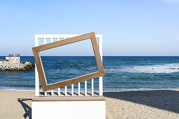 포토 JPG 주간 바다 여행 액자 겨울 해변 사람없음 야외 모래사장 컬러풀 조형물 해수욕장 강원도 포토존 강문 국내포토 자연요소 계절 컬러 한국 미술 파일형식