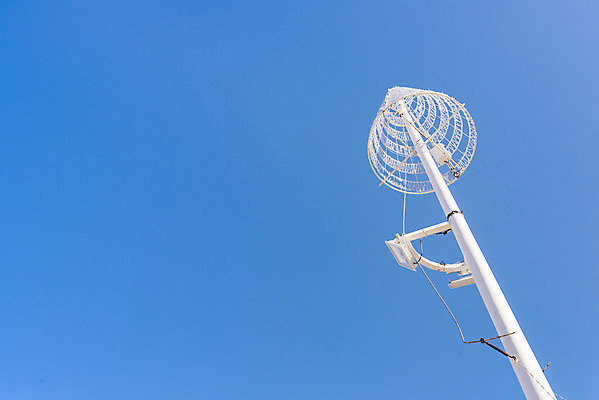 포토 JPG 주간 바다 로우앵글 여행 겨울 가로등 하늘 사람없음 야외 파란색 해수욕장 강원도 강문 국내포토 자연요소 계절 공공시설 뷰포인트 컬러 한국 파일형식