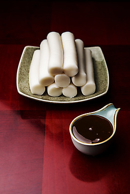 포토 JPG 전통 그릇 사람없음 전통음식 원주 강원도 엿 가래떡 조청 국내포토 식기 음식 떡 한국 전통과자 물엿 파일형식