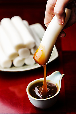 포토 JPG 전통 그릇 손 신체부위 전통음식 원주 강원도 엿 가래떡 조청 국내포토 식기 음식 떡 한국 사람 전통과자 물엿 파일형식