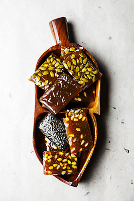 포토 JPG 사람없음 전통음식 원주 강원도 엿 한지배경 나무그릇 국내포토 전통 그릇 음식 백그라운드 한국 목재 전통과자 파일형식