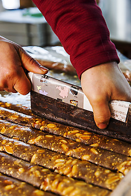 포토 JPG 손 신체부위 전통음식 잡기 칼 자르기 원주 강원도 엿 국내포토 전통 음식 모션 한국 사람 전통과자 파일형식