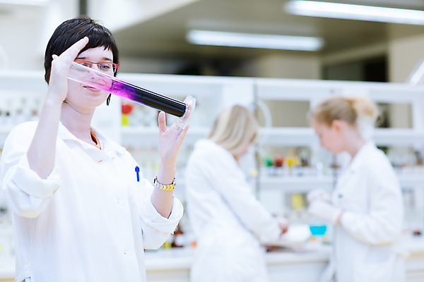 포토 JPG 해외이미지 백인 직업 1 응시 여자 남자 얼굴 과학 백그라운드 노동자 건강 병원 현미경 실험 사람 세명 노트북 스터디 약 머리 장비 의사 코트 흰색 업무 액체 센터 기술자 실험실 과학자 플라스크 분석 생물학 고립 돌봄 화학물질 화학자 의료성형뷰티 해외202004 해외포토 서양인 시선 교육 컬러 컨셉 의학 모션 실험기구 신체부위 전자제품 학습 외투 의료진 작업 화학 학자 파일형식