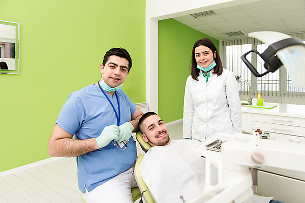 포토 JPG 해외이미지 백인 직업 커플 여자 남자 행복 벽 2 건강 치과 병원 실험 작업복 웃음 사람 성인 세명 초록색 사무실 약 환자 의사 자신감 치아 연습 치과의사 약속 방문 보여주기 외과 돌봄 승인 의료성형뷰티 표현성 해외202004 해외포토 서양인 옷 감정 컬러 비즈니스 의학 관계 모션 표정 의료진 소화기관 파일형식