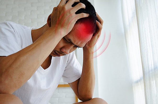 포토 JPG 해외이미지 백인 여자 남자 얼굴 신체 청진기 베개 근육 스트레스 주택 건강 병원 피곤 한명 사람 앉기 성인 빨간색 소파 머리 방 고통 의사 슬픔 흰색 침대 업무 열 질병 걱정 두통 돌봄 우울증 편두통 의료성형뷰티 해외202004 해외포토 서양인 1 감정 컬러 가구 컨셉 의자 의학 의료기기 침구 모션 건물 신체부위 의료진 작업 파일형식