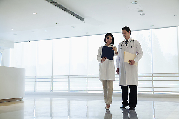 포토 JPG 해외이미지 전신 백인 여자 행복 함께함 기술 실내 병원 서기 미소 20대 두명 10대 가로 컬러풀 건강관리 중국 의사 잡기 실험복 전문직 동료 문서 베이징 다인종 보여주기 돌봄 서류판 의료성형뷰티 카피스페이스 해외202004 해외포토 서양인 직업 감정 아시아 컬러 컨셉 의학 관계 모션 청소년 표정 건강 관리 사람 인종 청년 내부 사무용품 공백 의료진 가운 파일형식