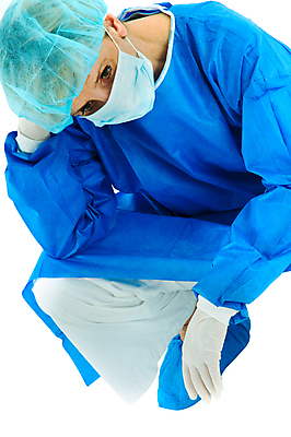 포토 JPG 해외이미지 백인 직업 여자 50대 장갑 스트레스 실내 건강 가면 한명 사람 앉기 성인 내부 약 의사 코트 슬픔 업무 작업 수술 좌절 흰배경 외과 우울증 캡모자 의료성형뷰티 해외202004 해외포토 서양인 모자_잡화 1 잡화 감정 중년 백그라운드 컨셉 의학 모션 병원 치료 외투 의료진 흰색 질병 파일형식