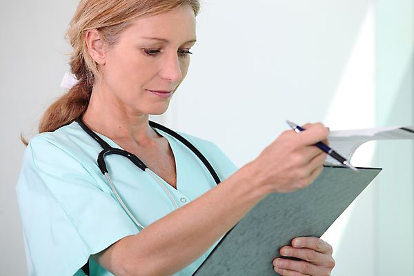 포토 JPG 해외이미지 백인 직업 여자 백그라운드 생각 청진기 실내 건강 병원 한명 풍경 치료 30대 금발 독서 펜 환자 간호사 흰색 잡기 씻기 결과 분석 목 평가 사방 서류판 의료성형뷰티 해외202004 해외포토 서양인 1 헤어스타일 컬러 컨셉 의학 의료기기 모션 사람 내부 신체부위 장년 필기구 사무용품 청결 의료진 파일형식