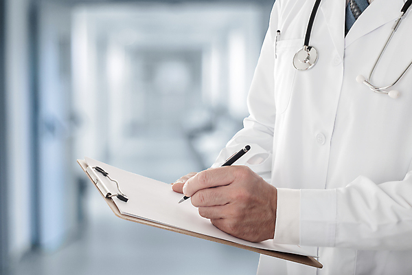 포토 JPG 해외이미지 손 응시 여자 종이 컨셉 유니폼 가족 청진기 건강 병원 실험 관리 사람 성인 사람없음 내부 사무실 약 건강관리 공백 듣기 고통 환자 의사 기록 잡기 질병 상담 서식 문서 폴더 보험 돌봄 의료성형뷰티 카피스페이스 해외202004 해외포토 시선 옷 감정 비즈니스 의학 관계 의료기기 모션 신체부위 의료진 파일 파일형식