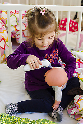 포토 JPG 해외이미지 백인 라이프스타일 여자 어린이 인형 백그라운드 컨셉 놀이 건강 병원 한명 사람 장난감 약 임산부 고통 환자 간호사 의사 흰색 아기 질병 작음 전자 돌봄 소아과의사 의료성형뷰티 스타일 해외202004 해외포토 서양인 1 감정 컬러 의학 모션 생활 임신 의료진 크기 파일형식