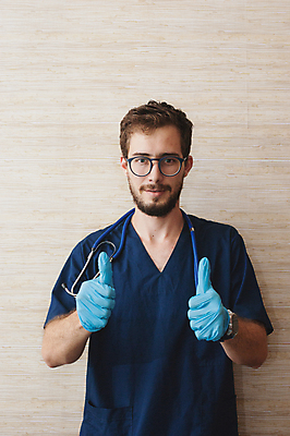 포토 JPG 해외이미지 스튜디오촬영 백인 직업 라이프스타일 응시 남자 행복 중년 유니폼 청진기 청소년 실내 병원 한명 서기 사람 아웃포커스 약 건강관리 의사 잡기 실험복 작업 전문직 흰배경 돌봄 의료성형뷰티 남자한명만 카피스페이스 해외202004 해외포토 서양인 1 시선 옷 감정 백그라운드 의학 의료기기 모션 촬영기법 건강 관리 성인 내부 생활 공백 의료진 흰색 가운 남자만 파일형식