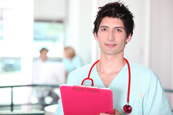 포토 JPG 해외이미지 백인 직업 남자 유럽 유니폼 청진기 실내 따뜻함 건강 병원 한명 사람 풍경 20대 내부 약 환자 간호사 의사 긴급 업무 씻기 질병 외과 돌봄 서류판 인턴 의료성형뷰티 해외202004 해외포토 서양인 1 옷 나라 비즈니스 의학 의료기기 모션 청년 사무용품 청결 의료진 작업 파일형식