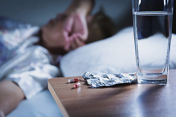 포토 JPG 해외이미지 백인 여자 백그라운드 베개 휴식 주택 건강 병원 사람 사람없음 치료 알약 약 우주 침실 방 고통 환자 의사 침대 잠 질병 약국 돌봄 해로움 헬프 의료성형뷰티 항생제 해외202004 해외포토 서양인 감정 가구 컨셉 의학 침구 모션 건물 의료진 도움 파일형식