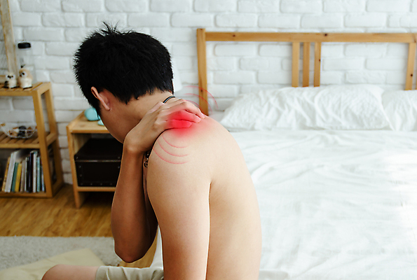 포토 JPG 해외이미지 백인 남자 백그라운드 신체 베개 아침 근육 주택 따뜻함 건강 병원 관리 한명 앉기 성인 그래픽 빨간색 디지털 침실 방 고통 터치 의사 침대 긴급 신장 질병 작음 큼 담요 오브젝트 어깨 합성 암 매트리스 의료성형뷰티 해외202004 해외포토 주간 서양인 1 감정 컬러 가구 의학 침구 모션 사람 건물 신체부위 의료진 비뇨기관 크기 파일형식