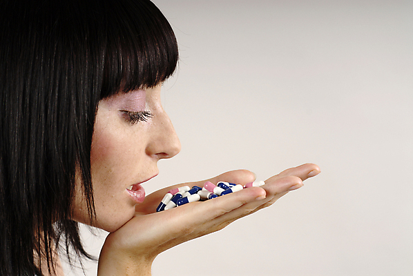 포토 JPG 해외이미지 손 여자 얼굴 건강 병원 한명 사람 성인 치료 알약 약 고통 간호사 의사 열 입 보호 질병 약국 혀 입술 오브젝트 두통 문제 비타민 조제 돌봄 마약 복용 우울증 진통제 의료성형뷰티 해외202004 해외포토 1 감정 컨셉 의학 모션 신체부위 의료진 만들기 영양소 파일형식