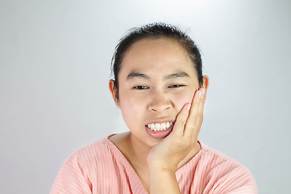 포토 JPG 해외이미지 1 손 여자 행복 얼굴 컨셉 건강 치과 대화 한명 사람 동양인 성인 약 고통 흰색 표현 치아 상처 치과의사 고립 돌봄 썩음 의료성형뷰티 해외202011 해외포토 감정 컬러 의학 모션 병원 말하기 인종 신체부위 의사 소화기관 파일형식