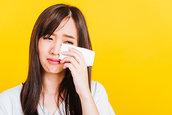 포토 JPG 해외이미지 백인 1 손 여자 종이 얼굴 백그라운드 태국 스트레스 건강 한명 사람 동양인 성인 노란색 외침 고통 슬픔 흰색 표현 잡기 조직 울음 눈물 코 냅킨 인도네시아 손수건 문제 닦기 말레이시아 나쁜 고립 우울증 트러블 혼자 의료성형뷰티 해외202011 해외포토 서양인 감정 아시아 컬러 모션 표정 인종 신체부위 소리 질병 파일형식