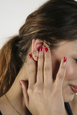 포토 JPG 해외이미지 손 여자 얼굴 신체 근육 건강 한명 사람 성인 고통 의사 표현 잡기 질병 감염 방문 문제 포인트 긴장 증상 의료성형뷰티 카피스페이스 해외202011 해외포토 1 감정 의학 모션 신체부위 금융 공백 의료진 파일형식