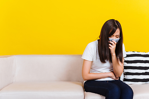 포토 JPG 해외이미지 1 여자 얼굴 백그라운드 태국 주택 건강 가면 한명 사람 앉기 동양인 소파 노란색 고통 추위 입 바이러스 보호 질병 코 예방 감염 인도네시아 팔 소매 고립 기침 인플루엔자 재채기 전염병 팔꿈치 의료성형뷰티 해외202011 해외포토 감정 아시아 컬러 컨셉 의자 의학 모션 인종 건물 신체부위 파일형식