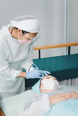 포토 JPG 해외이미지 직업 디자인 여자 얼굴 잉크 기술 병원 가면 한명 치료 약 연필 의사 그리기 보호 미용사 눈썹 문신 피부 예술가 자수 순서 돌봄 의료성형뷰티 해외202011 해외포토 1 컨셉 의학 모션 학용품 사람 신체부위 필기구 의료진 파일형식