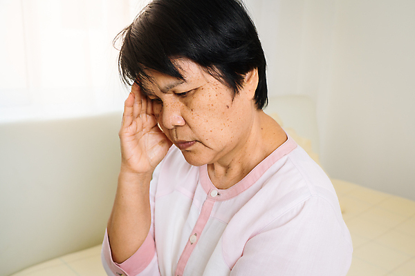 포토 JPG 해외이미지 1 손 여자 감정 얼굴 스트레스 피곤 한명 사람 동양인 성인 머리 고통 환자 슬픔 흰색 표현 좌절 질병 걱정 두통 문제 불면증 숙취 옛날 우울증 치매 트러블 편두통 혼란 의료성형뷰티 해외202011 해외포토 컬러 컨셉 의학 인종 신체부위 파일형식