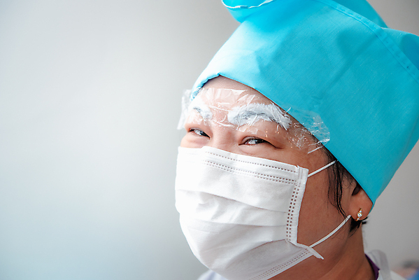 포토 JPG 해외이미지 직업 디자인 여자 얼굴 잉크 기술 병원 가면 한명 치료 약 연필 의사 그리기 보호 미용사 눈썹 문신 피부 예술가 자수 순서 돌봄 의료성형뷰티 해외202011 해외포토 1 컨셉 의학 모션 학용품 사람 신체부위 필기구 의료진 파일형식