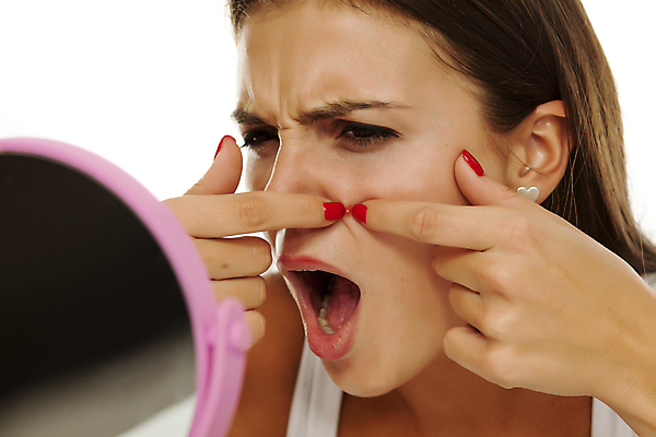 포토 JPG 해외이미지 백인 라이프스타일 응시 여자 얼굴 갈색머리 한명 사람 성인 치료 거울 욕실 흰색 점 피부 피부관리 문제 여드름 돌봄 위생관리 짜기 의료성형뷰티 해외202011 해외포토 서양인 1 헤어스타일 시선 컬러 의학 모션 관리 생활 신체부위 뷰티 파일형식