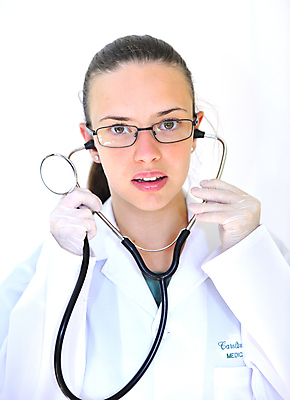 포토 JPG 해외이미지 직업 여자 행복 유니폼 청진기 갈색머리 건강 병원 한명 정장 치료 알약 약 고통 환자 간호사 의사 업무 자신감 실험실 연습 고립 돌봄 의료성형뷰티 해외202004 해외포토 1 헤어스타일 옷 감정 의학 의료기기 모션 실험 사람 의료진 작업 파일형식