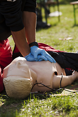 포토 JPG 해외이미지 손 남자 의료기기 수업 스트레스 기술 건강 병원 관리 사람없음 약 건강관리 강사 환자 의사 하트 긴급 죽음 마사지 도움 발표 질병 공격 구조원 연습 언론 충격 시스템 외과 명령 구조대 궤 안전요원 압력 헬프 회복 의료성형뷰티 해외202004 해외포토 모양 직업 교육 컨셉 의학 모션 사람 신체부위 의료진 구출 파일형식