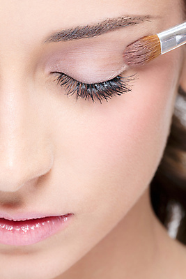 포토 JPG 해외이미지 백인 여자 분홍색 한명 성인 화장 뷰티 눈감음 화장품 속눈썹 피부 피부관리 마스카라 메이크업브러쉬 아이메이크업 의료성형뷰티 성인여자한명만 해외202004 해외포토 서양인 1 컬러 모션 사람 신체부위 붓 눈썹 여자한명만 성인여자만 파일형식