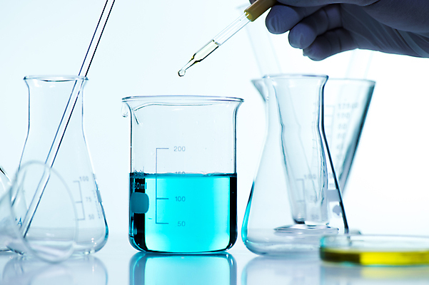 포토 JPG 해외이미지 과학 유리 병원 현미경 실험 사람없음 세로 파란색 사무실 약 반사 건강관리 장비 흰색 액체 실험실 컨테이너 가득함 플라스크 시험관 흰배경 비커 미생물 튜브 원뿔 발견 화학물질 의료성형뷰티 해외202004 해외포토 도형 산업 컬러 백그라운드 비즈니스 의학 재질 생물 건강 실험기구 관리 화학 파일형식