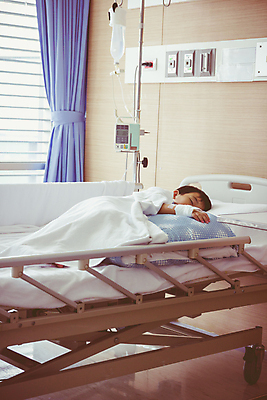 포토 JPG 해외이미지 손 어린이 건강 병원 한명 사람 동양인 소년 청년 치료 세로 약 건강관리 기계 고통 장비 흐름 환자 수확 잠 액체 질병 복고 감염 주사약 해결 병실 펌프 거짓말 돌봄 자동 제어 투입 의료성형뷰티 해외202004 해외포토 1 남자 감정 컨셉 농업 의학 모션 관리 인종 성인 신체부위 파일형식