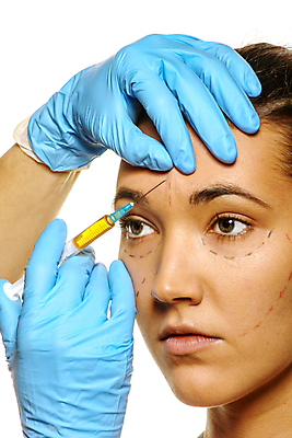 포토 JPG 해외이미지 백인 손 얼굴 선 장갑 신체 건강 주사기 한명 성인 치료 파란색 약 머리 화장품 시험 터치 의사 흰색 주름 수술 플라스틱 순수 리프트 주사약 외과 테라피 찌르기 순서 고립 돌봄 바디케어 의료성형뷰티 해외202004 해외포토 서양인 1 잡화 교육 컬러 컨셉 의학 의료기기 모션 재질 병원 사람 신체부위 뷰티 의료진 파일형식