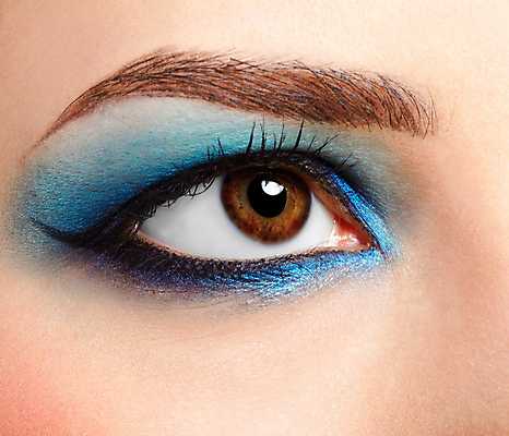 포토 JPG 해외이미지 백인 여자 얼굴 부분 한명 근접촬영 성인 파란색 뷰티 화장품 속눈썹 피부 마스카라 아이메이크업 의료성형뷰티 성인여자한명만 해외202004 해외포토 서양인 1 뷰포인트 컬러 사람 신체부위 화장 눈썹 여자한명만 성인여자만 파일형식