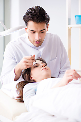 포토 JPG 해외이미지 여자 얼굴 건강 병원 사람없음 치료 뷰티 약 머리 상점 화장품 환자 의사 주름 수술 플라스틱 미용사 청소 피부 피부관리 준비 핀셋 외과 순서 삭제 돌봄 복원 위생관리 제모 의료성형뷰티 노화 해외202011 해외포토 직업 컨셉 의학 모션 재질 관리 사람 신체부위 의료진 도구 파일형식